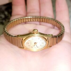 Ladies vintage golden Timex with a stretchy band